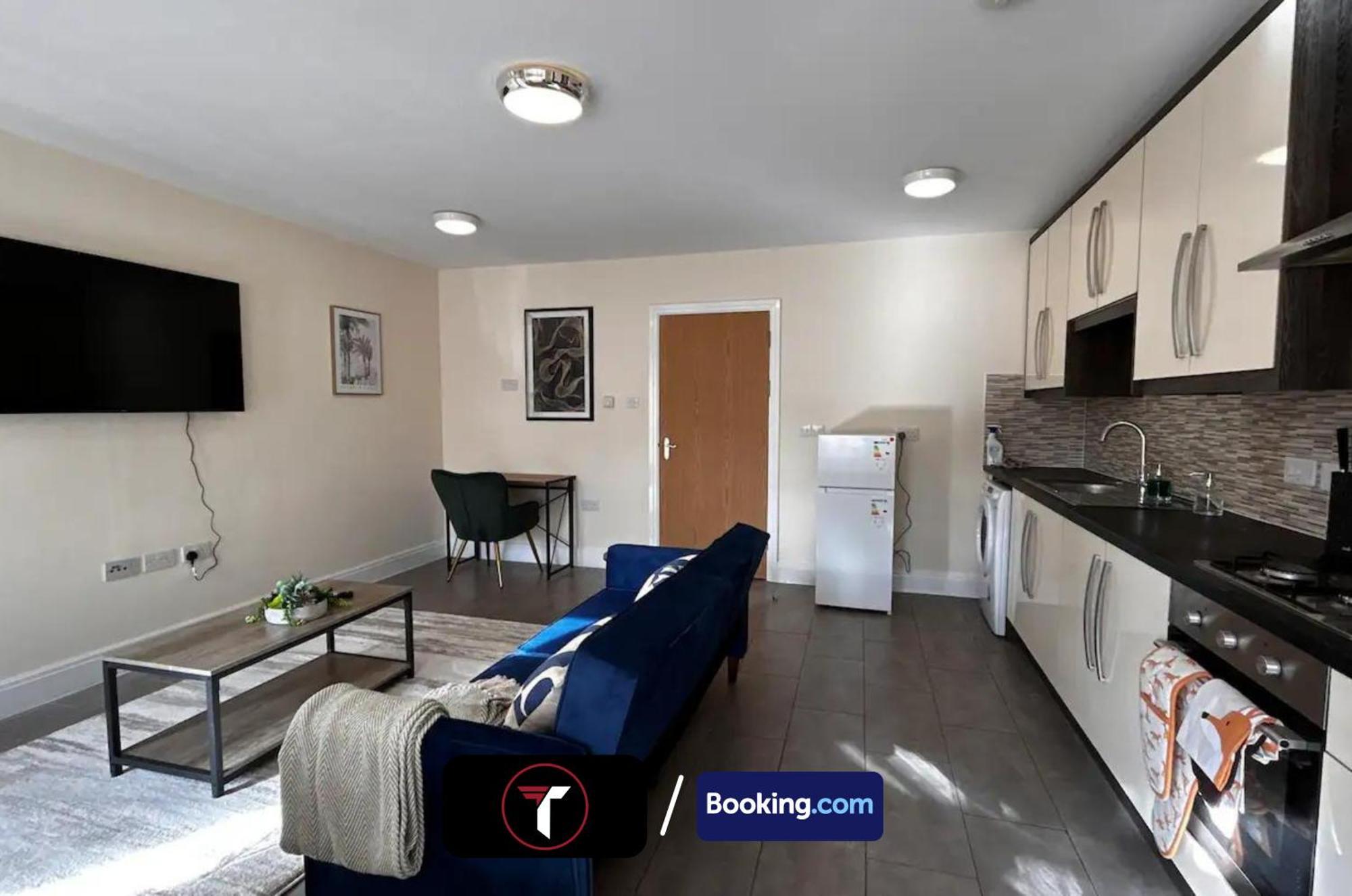 Stylish 2 Bedroom Flat By Tara Stays Short Lets & Serviced Accommodation Watford With Free Parking & Nearby Warner Studios Экстерьер фото